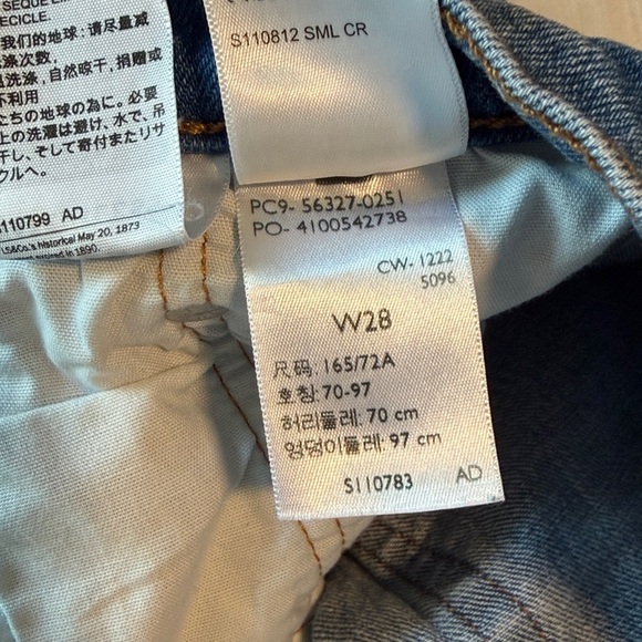 Levi's Women's 501 Original High-Rise Distressed Denim Shorts - Picture 4 of 5